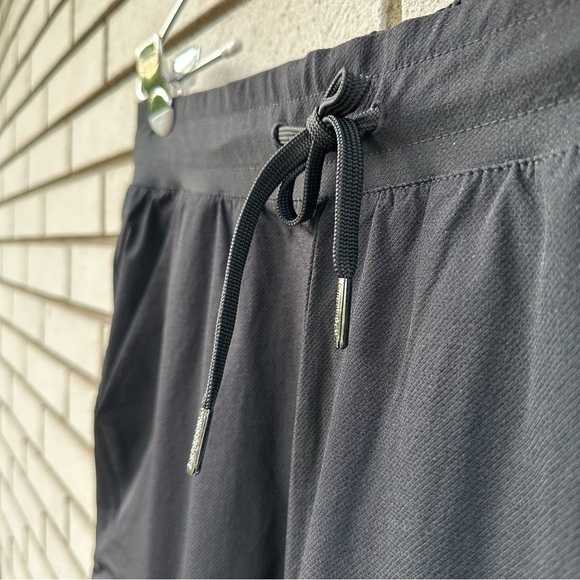 Sweaty Betty Black Trekker Hiking Pants L Utility Pockets Zipper Hem Athleisure - Picture 3 of 10